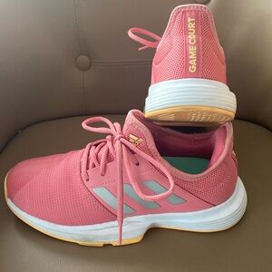Adidas Game Court women’s tennis shoes. Size 6 great condition shoes & tread.